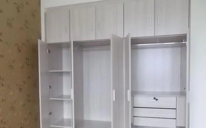 定制���柜门厂家讲解���柜移门与���柜开门哪个好?